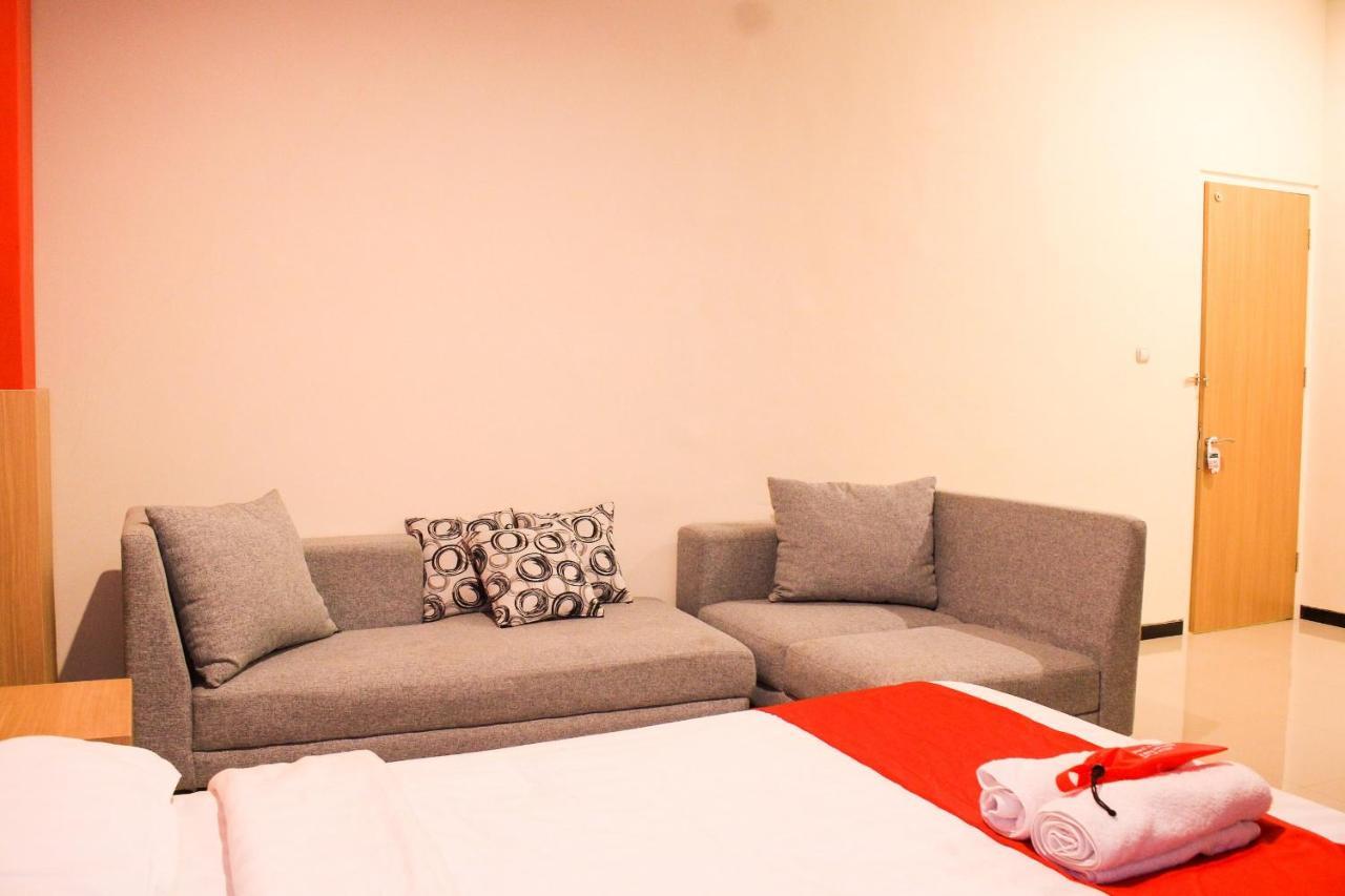 D'Shario Hotel Kepanjen Маланг Экстерьер фото