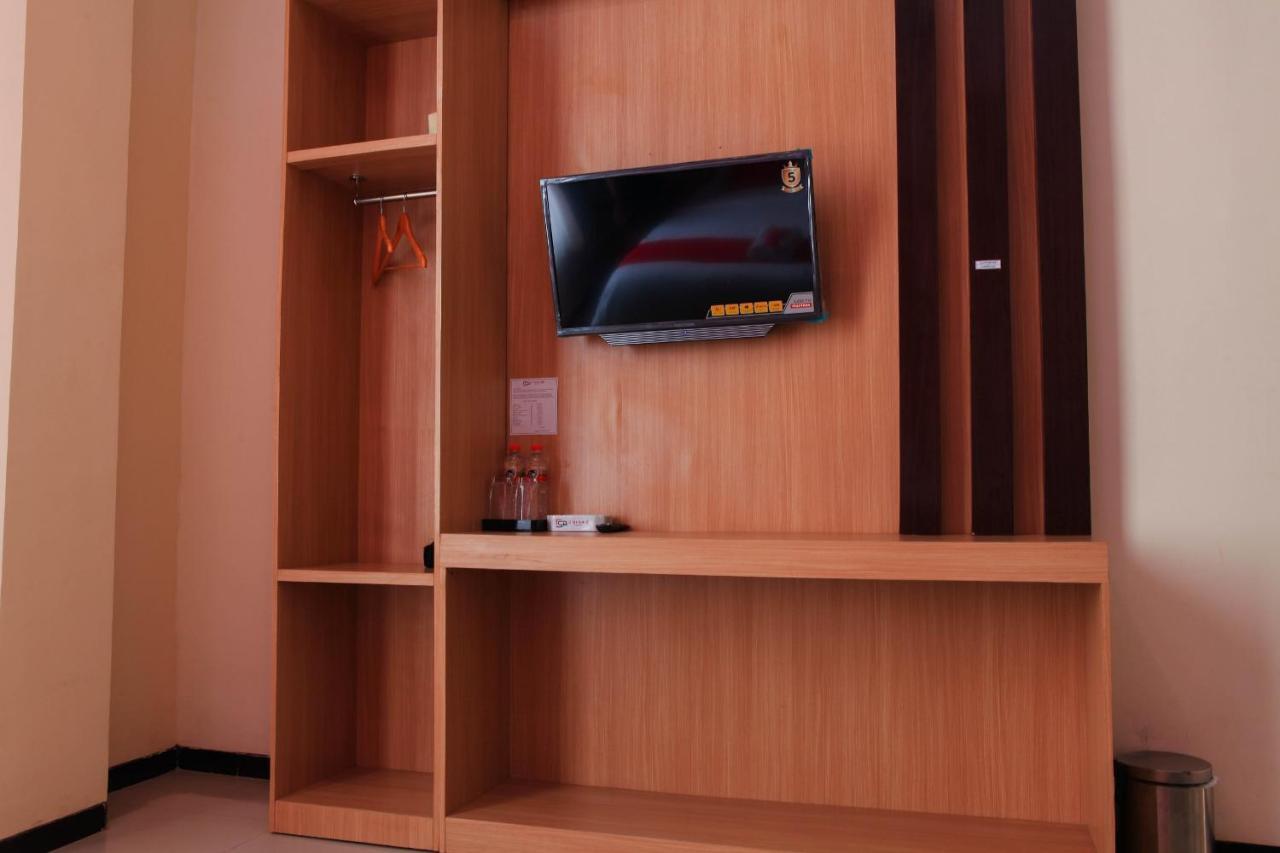 D'Shario Hotel Kepanjen Маланг Экстерьер фото